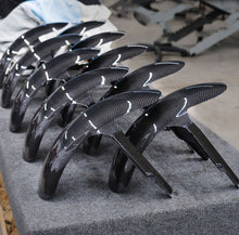 Load image into Gallery viewer, HOFMANN DESIGNS CARBON FIBER FRONT FENDER M8 SOFTAIL W/INVERTED FRNT END

