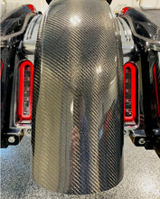 Load image into Gallery viewer, HOFMANN DESIGNS CARBON FIBER REAR FENDER W/ SEAT DOCK FLH 09-22
